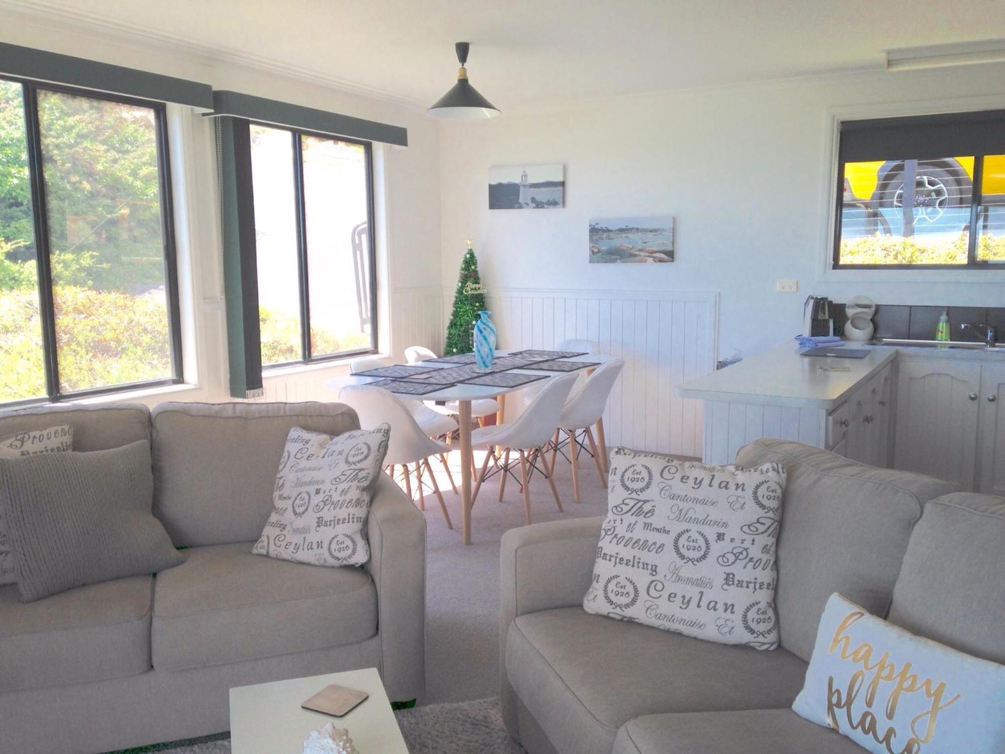 Kingfisher Cottage Beachfront At The Binalong Bay Экстерьер фото